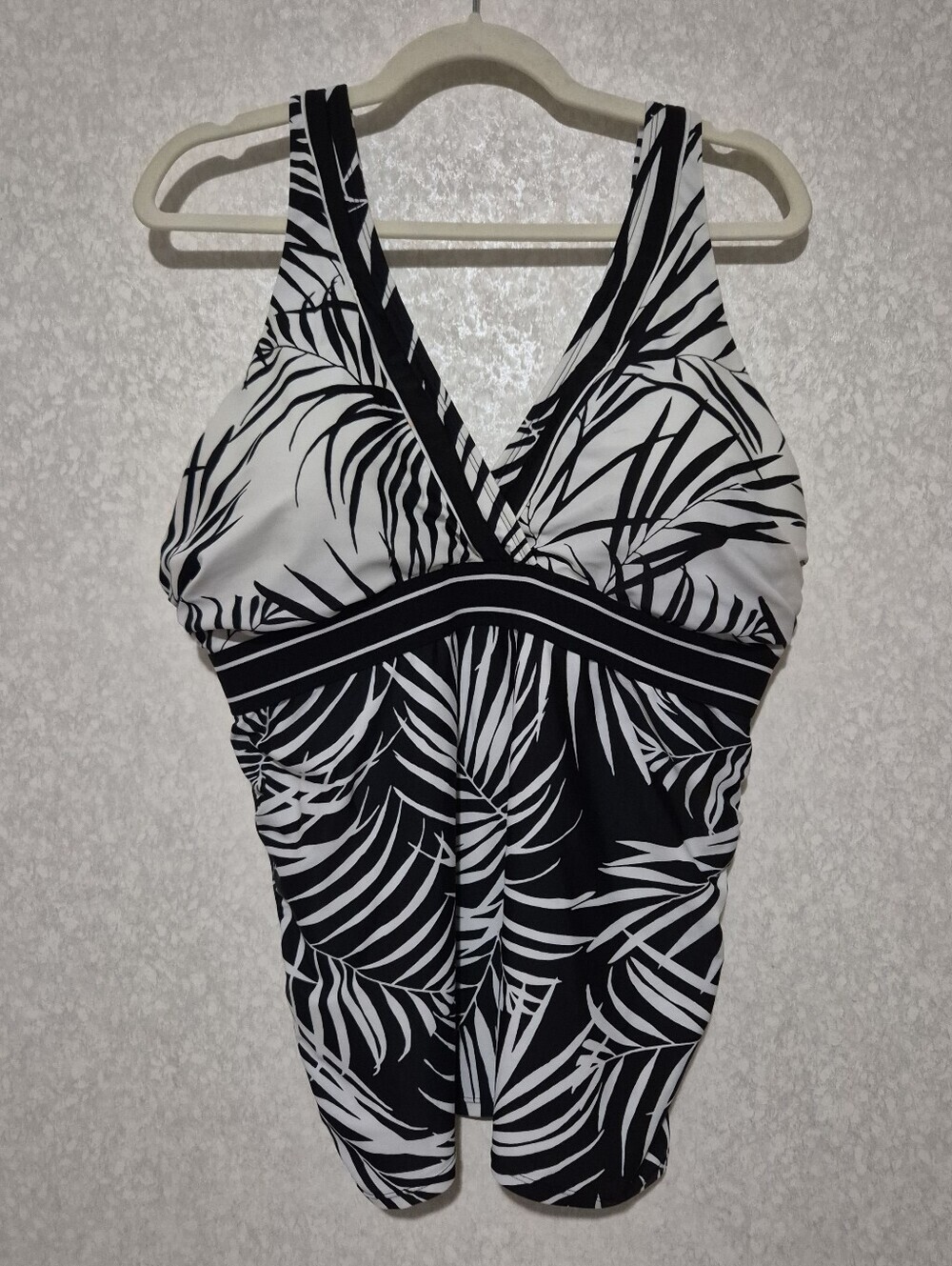 SWIM BY CACIQUE Black and White Palm Print Swim Top-Tanquini..Size-18